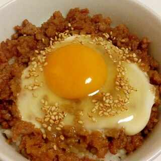 簡単♪半熟たまごと鶏の肉味噌で♪変わり親子丼